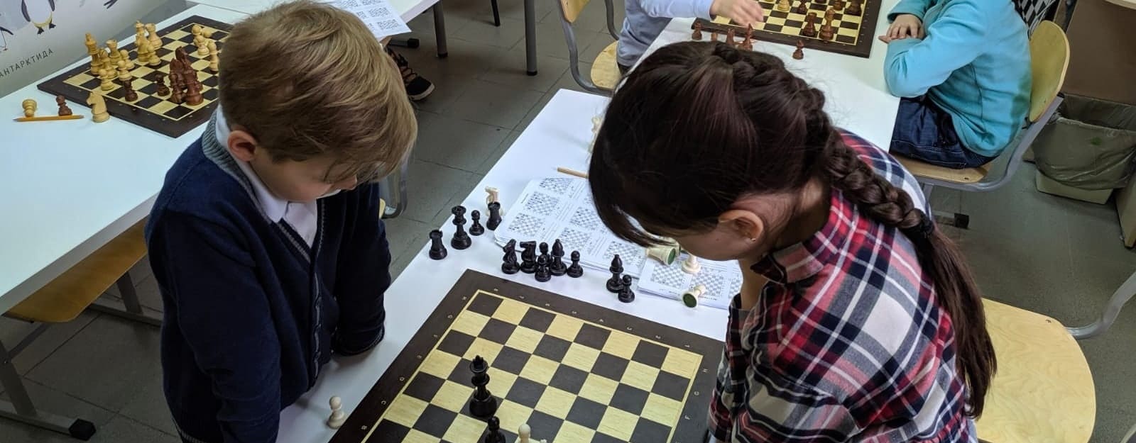 дети учатся играть в шахматы