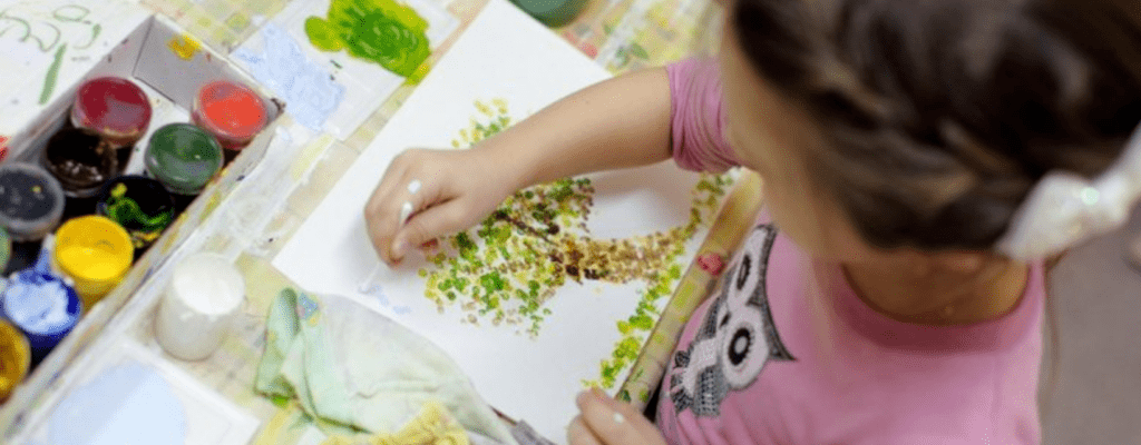 девочка рисует акварелью