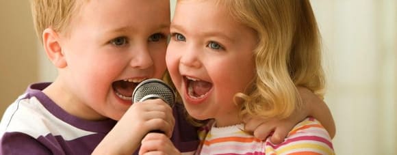 дети поют в микрофон дуэтом